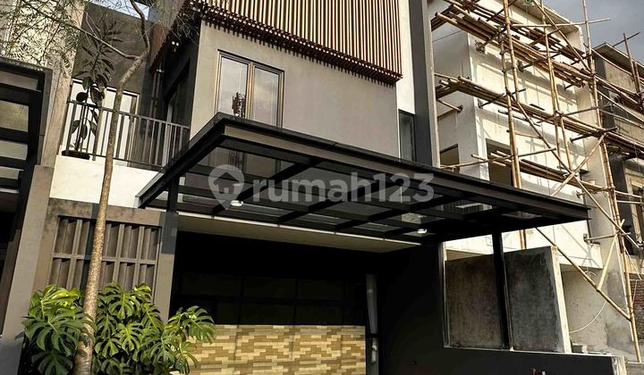 Rumah 3 Lantai Dengan Rooftop Garden Dekat Gerbang Tol Pamulang