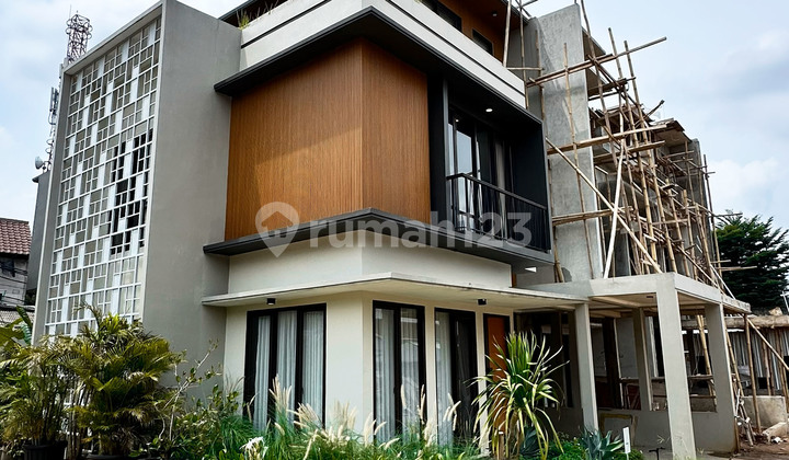 Rumah Townhouse 3 Lantai Ada Kolam Renang dan Rooftop Garden Dekat Transjakarta Petukangan