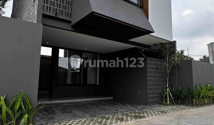 Rumah 2 Lantai Lokasi Pinggir Jalan Dekat Ke MRT Lebak Bulus 1
