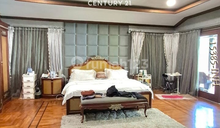 FOR QUICK SALE Spacious Yard House in Premium Location East Jakarta 2