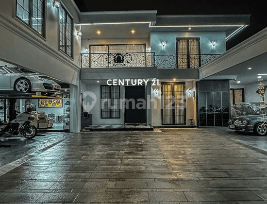 Luxurious Move-In Ready House With 8-Door Boarding Rooms In Veteran, South Jakarta