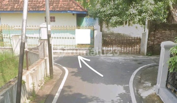 Dijual Rumah Hook SHM Dekat Alun-Alun Kota Madiun Jawa Timut Hitung Tanahnya Saja.