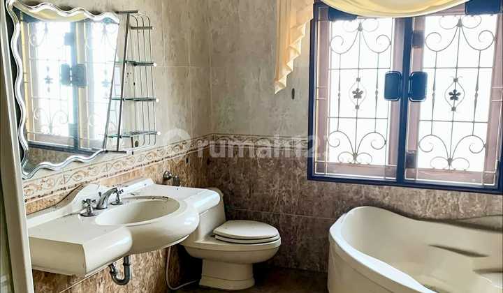 8-Meter Wide Shop House at Affordable Price in Patimura Street Area.