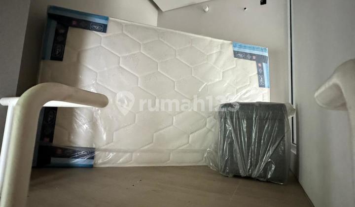 A 2-story house with a modern design, equipped with club house, gym, and swimming pool facilities, located in Tabebuya BSD, offers the best living experience for everyone. A 2-story house with a modern design, equipped with club house, gym, and swimming pool facilities, located in Tabebuya BSD, offers the best living experience for everyone.