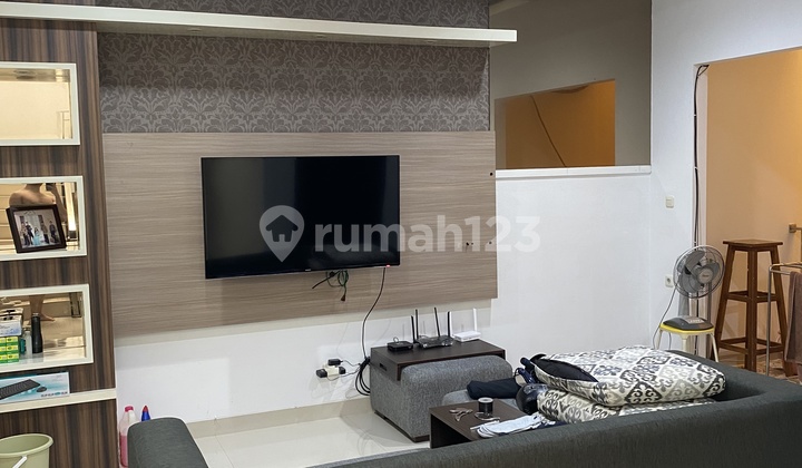 Rumah Second Full Furnished 3 Lantai Bawa Koper Siap Tinggal.