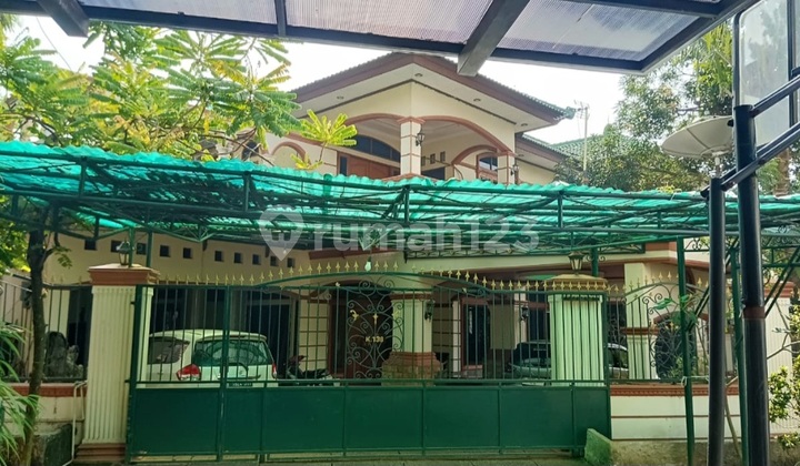 Asri House in a Quiet Location