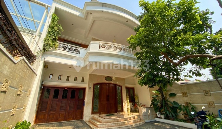 House in a Quiet and Strategic Location in the Kebayoran Baru Area
