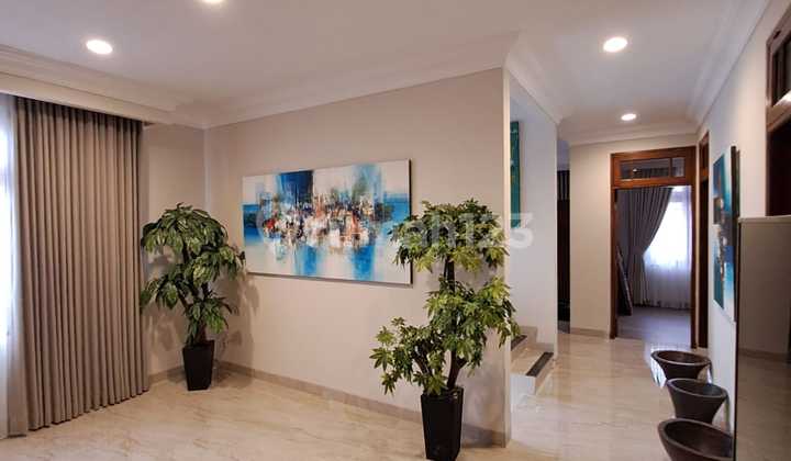 Rumah Furnished dengan 8 Kamar Area Kebayoran Baru, Jakarta Selatan