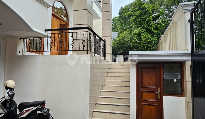 Classic Luxury House Quiet Location 1