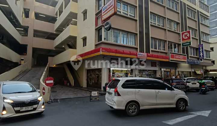 For Sale: 4-Story Row House in Nagoya Thamrin Near Nagoya Hill Mall 2