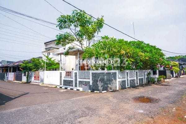 Rumah Hook di Dalam Perumahan Asri Lokasi Dekat ke Jalan Juanda Depok dan Tol Cimanggis Rumah Hook di Dalam Perumahan Asri Lokasi Dekat ke Jalan Juanda Depok dan Tol Cimanggis