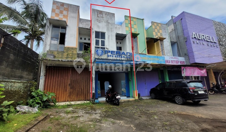 Shop House, 2 Floors Strategically Located in the Kepanjen Area, Malang, Close to Kepanjen Station. 2
