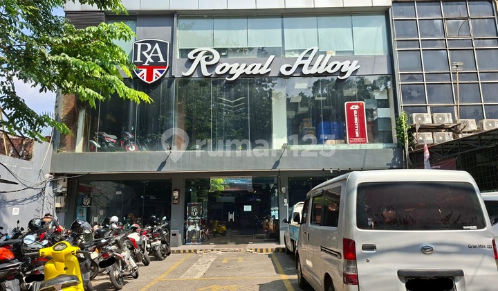 Shop House, 3 Floors Strategically Located in the Kebon Jeruk Area Near Senayan City Mall 1