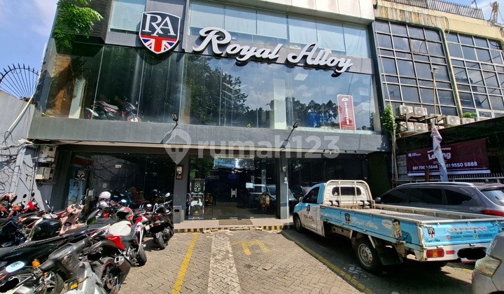 Shop House, 3 Floors Strategically Located in the Kebon Jeruk Area Near Senayan City Mall 2