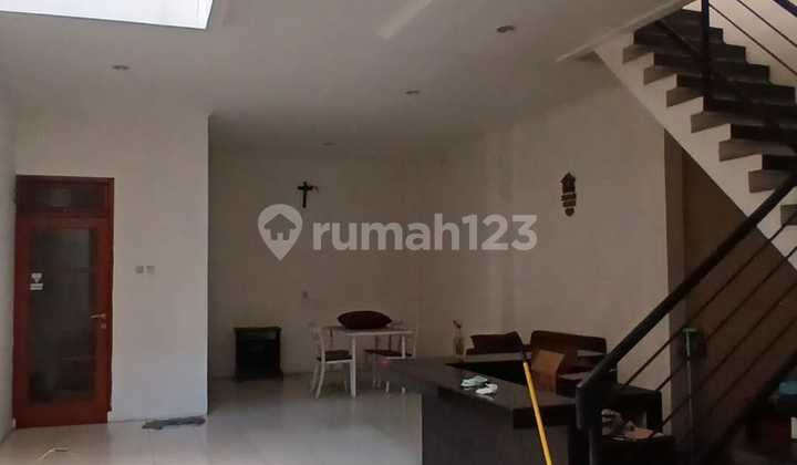 Affordable Ready-to-Occupy 2-Story House with Freehold Title (SHM) in Sayap Moch Toha, Bandung Affordable Ready-to-Occupy 2-Story House with Freehold Title (SHM) in Sayap Moch Toha, Bandung
