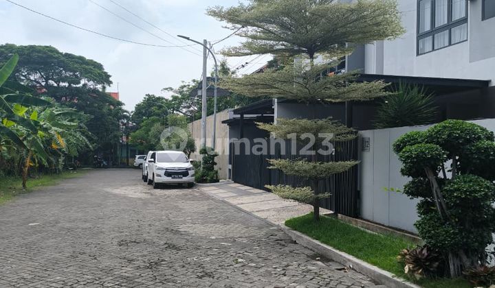 [Hot] Rumah Mewah Baru Modern, Taman Gayungsari Surabaya View Menghadap Taman Perumahan Row 3 Mobil 2