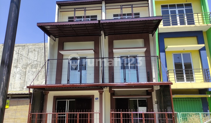 2 Units of 3-Storey Shophouses in Cipta Menanggal, 5 Minutes to Waru Roundabout 2