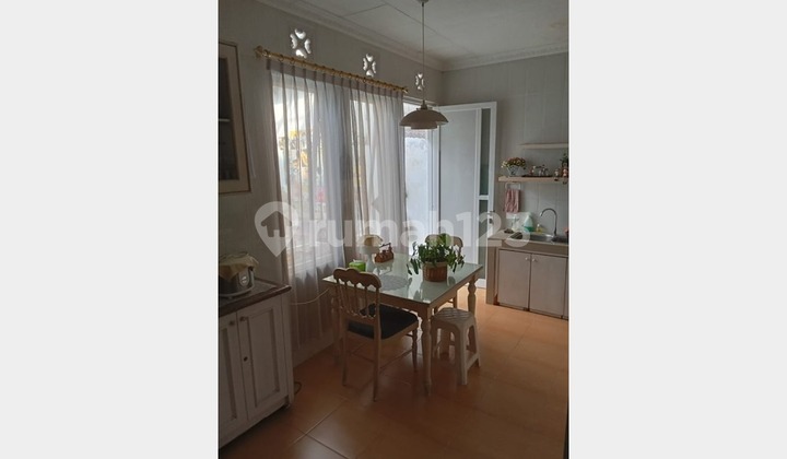 [Rare Find] Classic Tropical House in Jemursari - Hook & Strategic 2