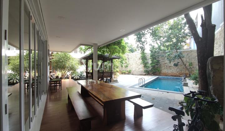 Rumah Hoki Bentuk Ngantong di Tanjung Duren Ada Kolam Renang 2