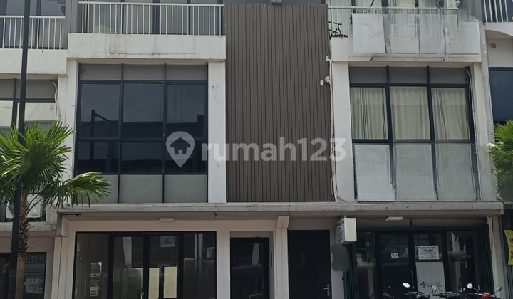 3-Story Shophouse Ready for Business in a Busy Potential Area of Karawaci Binong