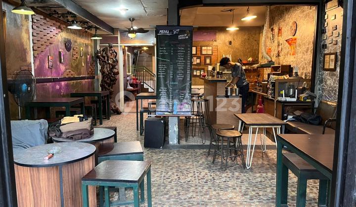 Kios Toko Ruang Usaha Pinggir Jalan Raya Lalu Lintas Ramai