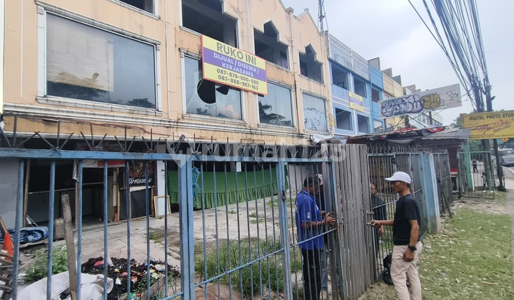 In Cibinong, a shophouse is for rent. In Cibinong, a shophouse is for rent.