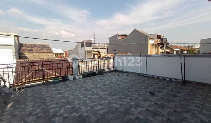 For Sale 3-Story House in Terusan Jakarta Antapani Bandung, Comfortable Living and Strategic Location 2