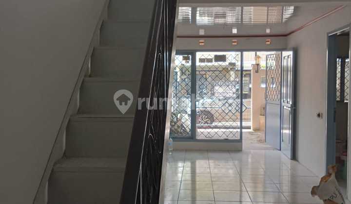 Rumah Bagus & Rapi Taman Semanan Indah