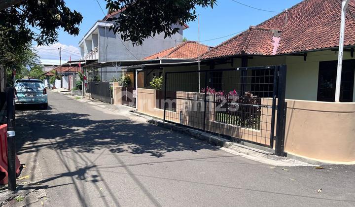 Spacious and Comfortable House with a Strategic Location in Buah Batu, Bandung Spacious and Comfortable House with a Strategic Location in Buah Batu, Bandung