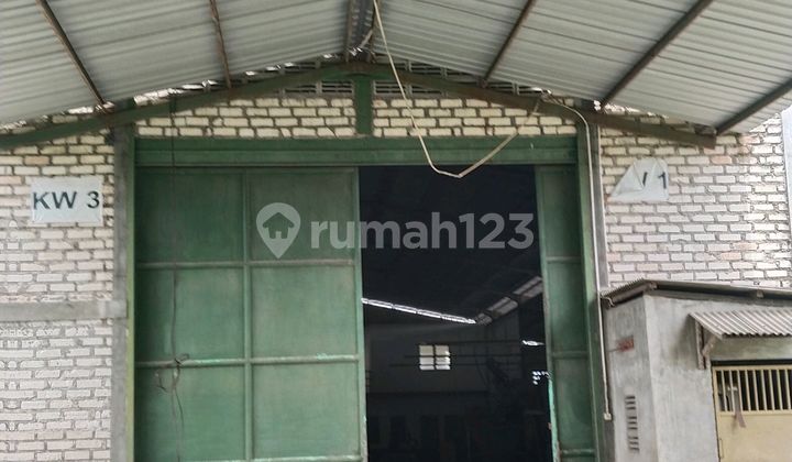 For sale: Plastic recycling factory located near the Suramadu bypass. Complete permits available. Supplier and customer information will be provided if you wish to continue the business.