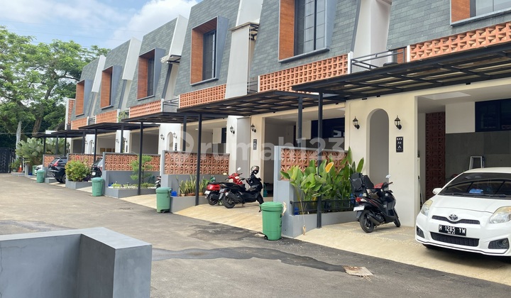 Rumah 2,5 lantai siap huni, mewah dan besar, lokasi dekat stasiun LRT Harjamukti Cibubur 2