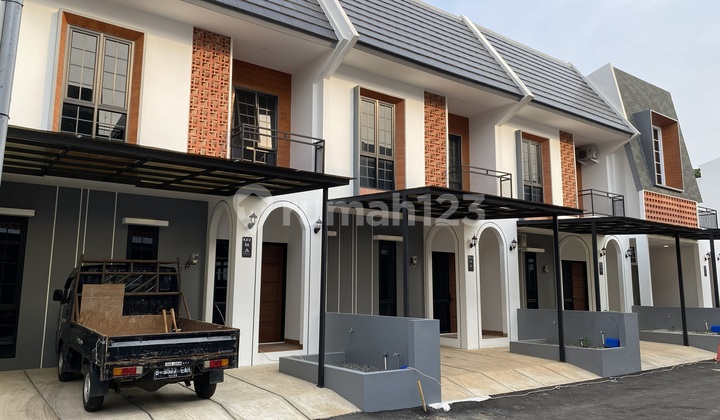 Rumah mewah dan moderen lokasi dekat pusat kota depok dan nempel cibubur, SHM 2