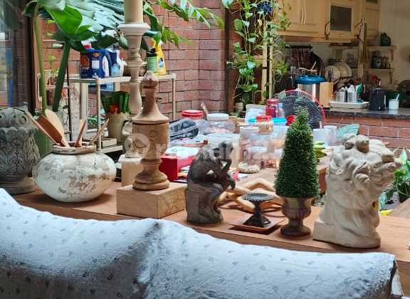 Dijual Rumah Cantik di Mokmer 6 BR Semi Furnished LT 220 m2 2