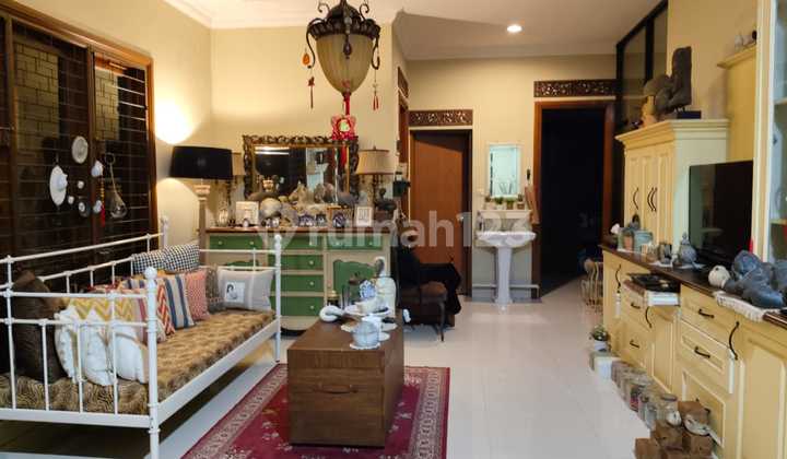 Dijual Rumah Cantik di Mokmer 6 BR Semi Furnished LT 220 m2 Dijual Rumah Cantik di Mokmer 6 BR Semi Furnished LT 220 m2