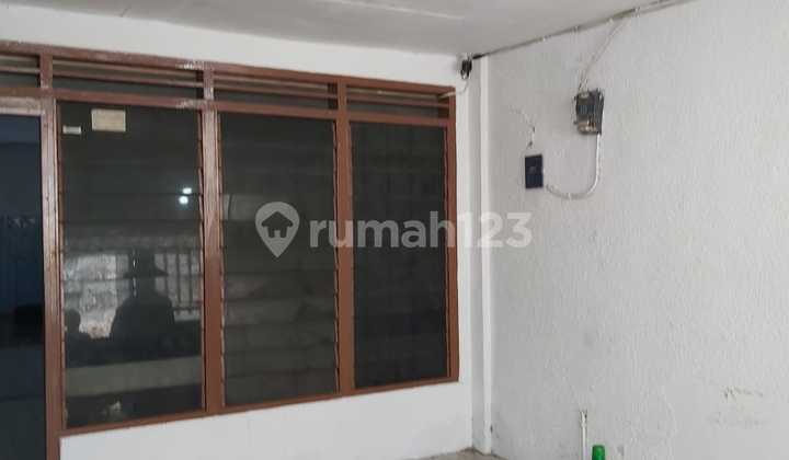 For rent: 2.5-story house in a housing complex in South Duri. For rent: 2.5-story house in a housing complex in South Duri.