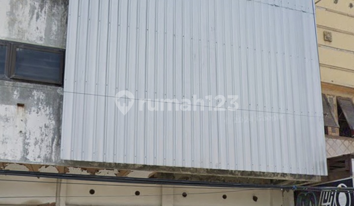 Strategic shop house for sale, ideal for spare parts business. 1