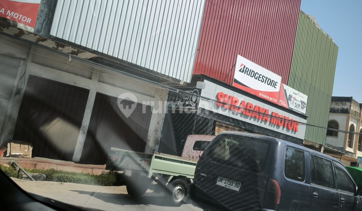 Strategic shop house for sale, ideal for spare parts business. 2