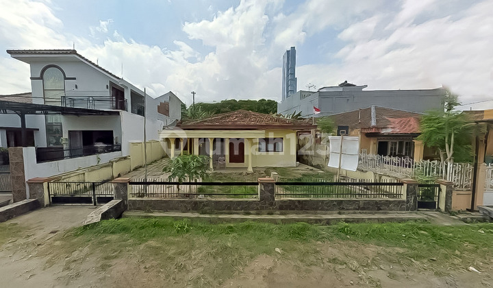 Rumah Lama Strategis Pinggir Jalan di Enggal Rumah Lama Strategis Pinggir Jalan di Enggal