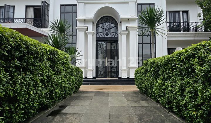 Rumah Second 2 Lantai Swimming Pool Jatiwarna Dekat ke Tol Jorr