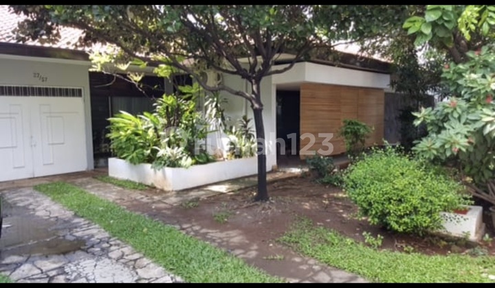 Jual Rumah Cempaka Putih Siap Huni Rapi Terawat Bebas Banjir. Lokasi Strategis Dekat Rumah Sakit Dan Jalan Utama. Akses Transportasi Mudah