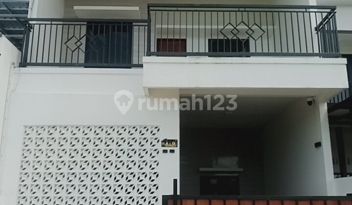 Rumah Siap Huni, Hadap Selatan, Bergaya Modern