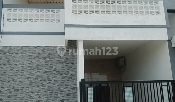 Rumah, 3 Lantai, Rooftop, SHM, Dekat Fasilitas Kesehatan, Rumah Hadap ke Selatan, bisa Cicilan Bertaha