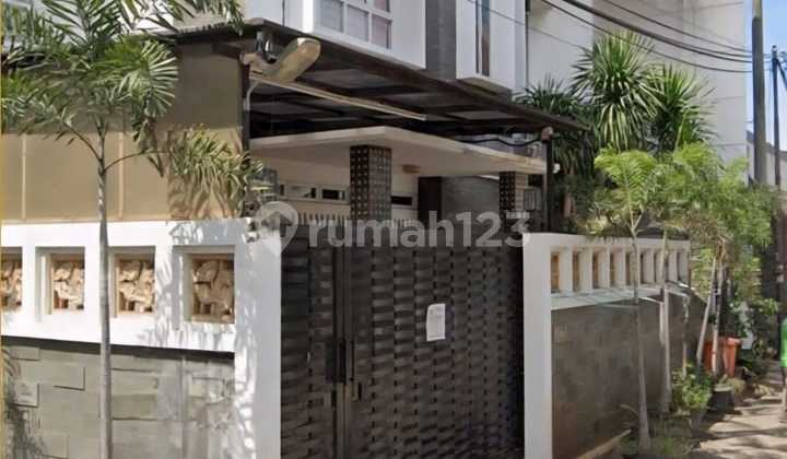 Rumah 2 Lantai Posisi Hook Semi Furnish Lingkungan Aman