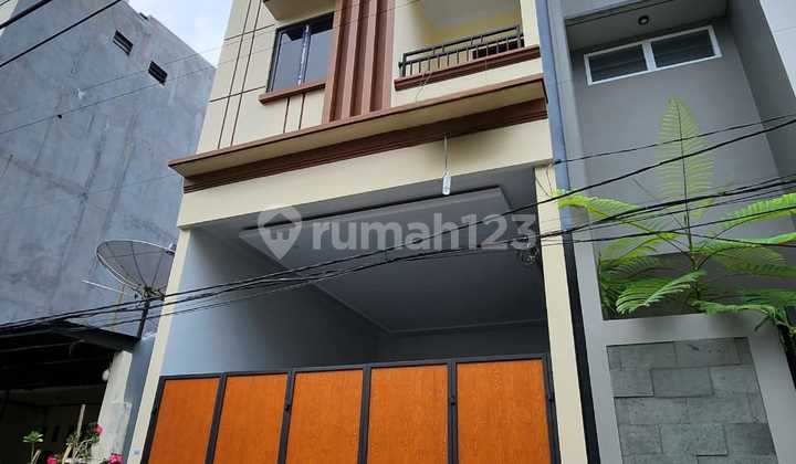 Rumah Baru 3 Lantai Lokasi Strategis Siap Huni Rumah Baru 3 Lantai Lokasi Strategis Siap Huni