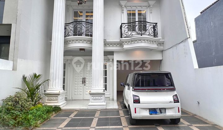 Classic Three Luxurious Three-Story Rooftop in Townhouse