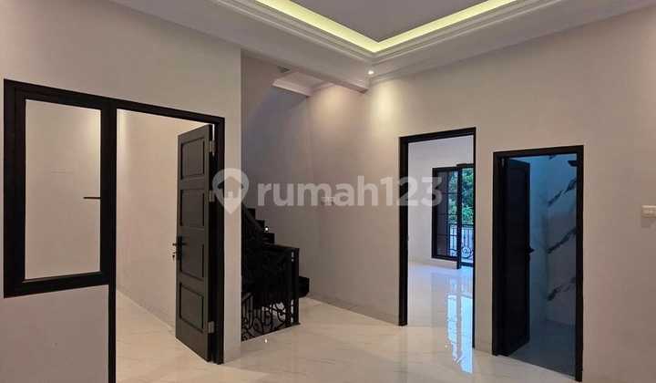 Dijual Rumah Tiga Lantai Rooftop Mewah 2