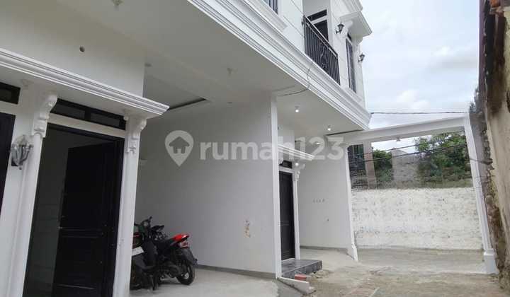 Dijual Rumah Tiga Lantai Rooftop Cluster 2