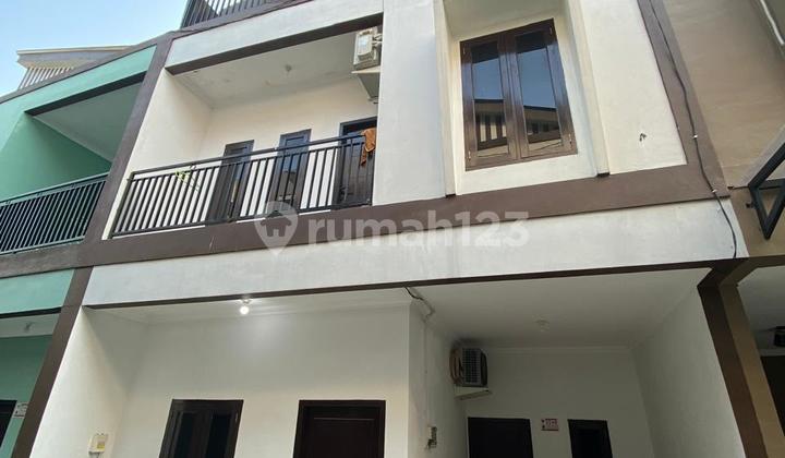 Dijual Rumah Tiga Lantai Rooftop Dalam Cluster