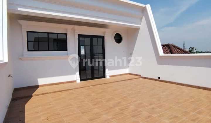 Dijual Rumah Clasik Tiga Lantai Rooftop Dalam Cluster 2
