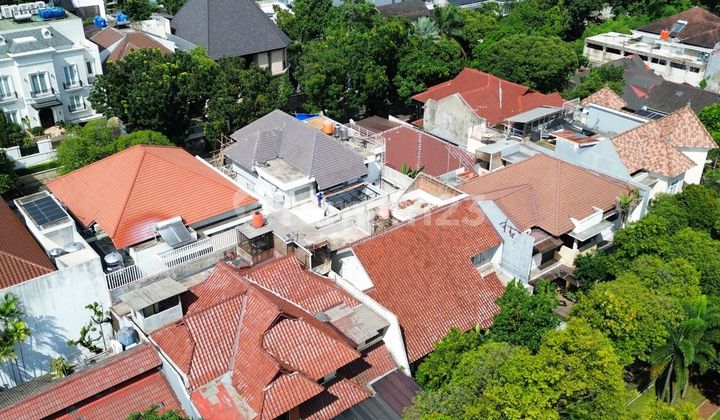 Rumah Klassik Depan Taman Kebayoran Baru